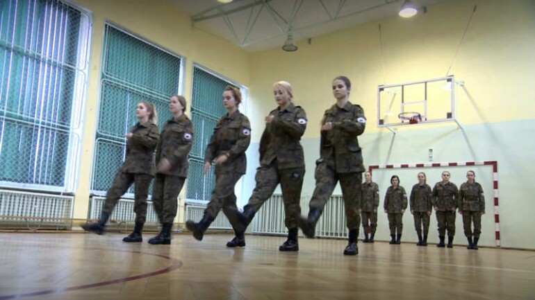 درس الوطنية الجديد في بولندا يتضمن السير بالزي العسكري في المدرسة !