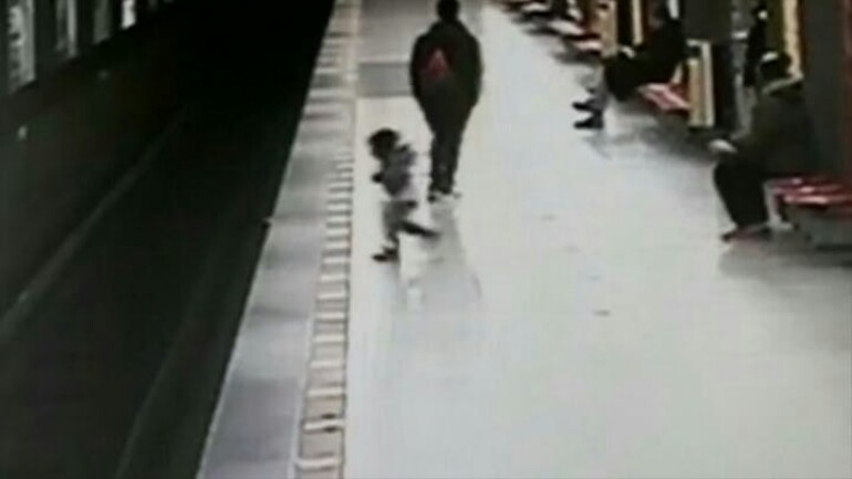 فيديو للحظات مرعبة: سقوط طفل (عامان) في نفق المترو بميلانو بايطاليا