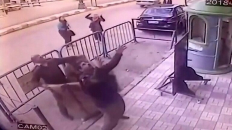بالفيديو - حارس أمن مصري ينقذ طفل سقط من الطابق الثالث