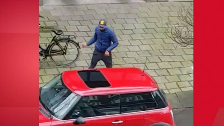 بالفيديو: لص يكسر سيارة ويسرق لابتوب من داخلها بأمستردام