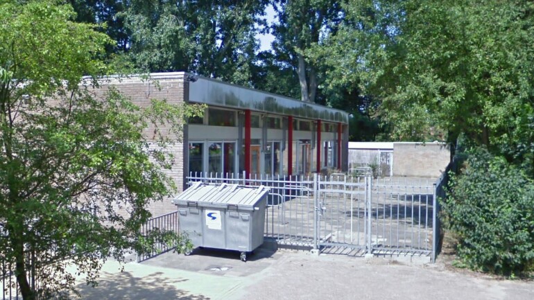 امرأة مشوشة تهدد التلاميذ بسكين بمدرسة ابتدائية في أمستردام