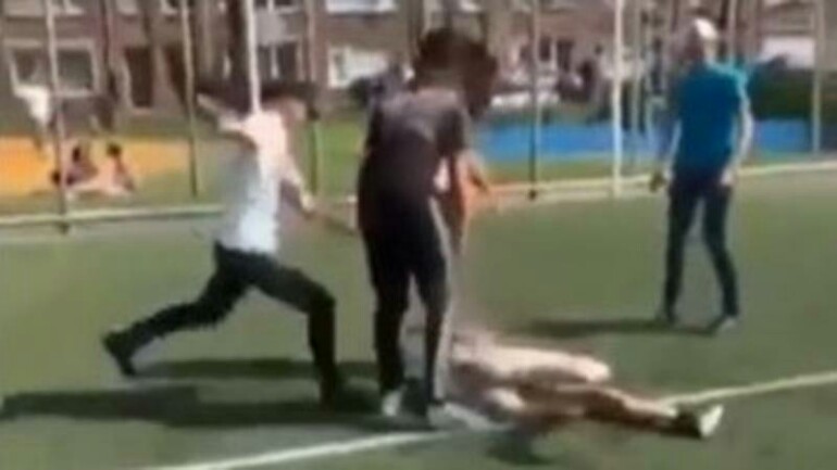 مجموعة شبان يعتدون بالضرب على شاب 14 عام ويصورون الاعتداء ليظهر على الانترنت