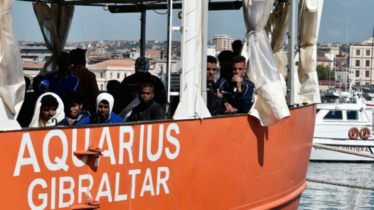 السفينة التي تحمل 629 مهاجرا في طريقها الى اسبانيا بعد رفض ايطاليا ومالطا استقبالها