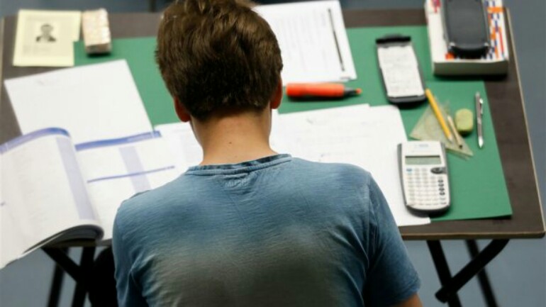 طرد أربعة معلمين للغش وتقديم الاجابات الصحيحة للطلاب أثناء الإمتحان في Rijswijk بجنوب هولندا