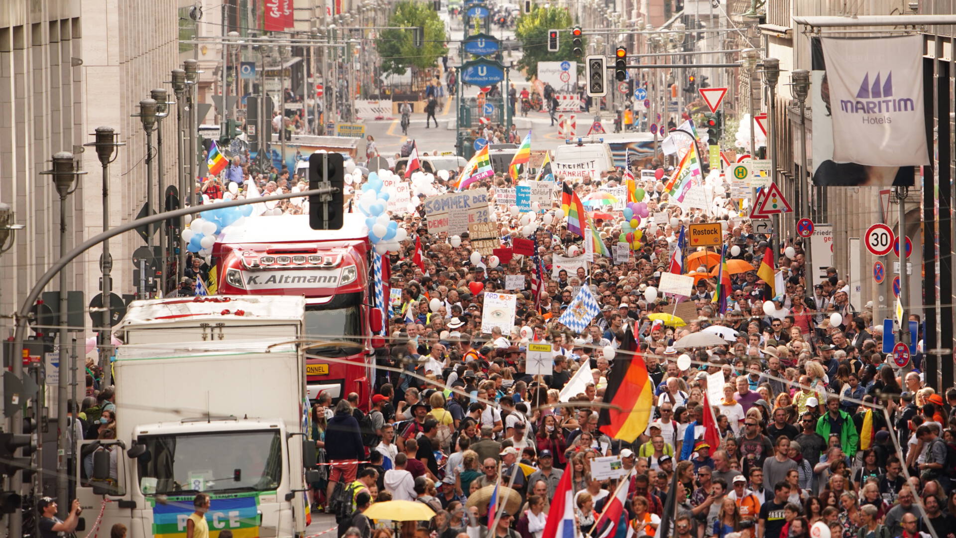 الآلاف من الحشود في مظاهرة كورونا في برلين والشرطة تردعهم