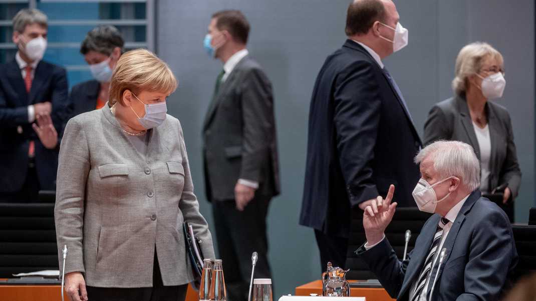 وزير الداخلية الألماني يريد إعادة اللاجئين مرتكبي الجرائم إلى سوريا