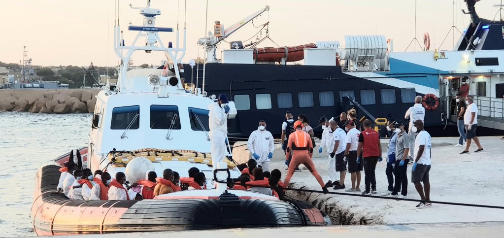 مساعدة إيطاليا في إعادة توطين مهاجري القوارب