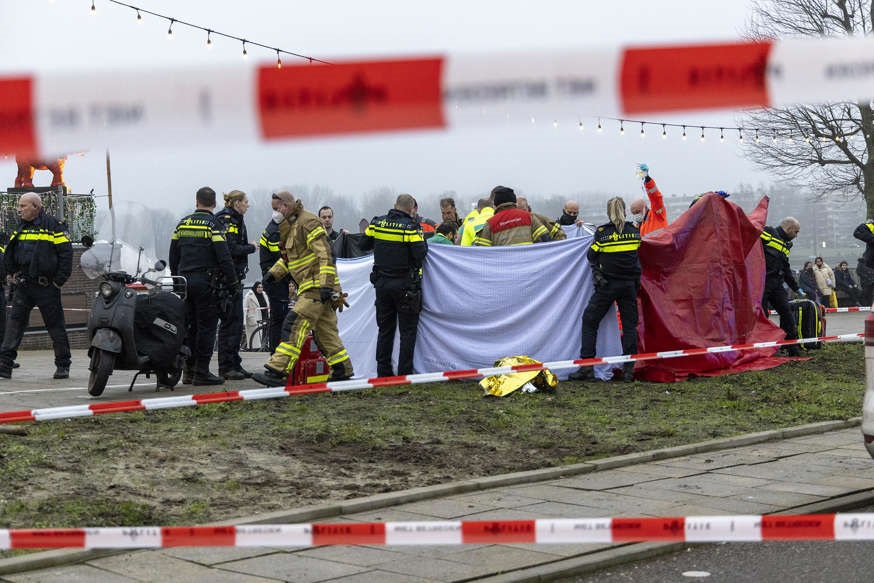 توفي أحد سكان نيميغن في أمستردام بعد حادث طعن، واعتقال ثلاثة شبان